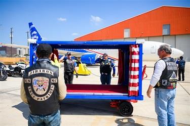 alaskaairlines_satfallensoldier-cart-with-patriot-guard
