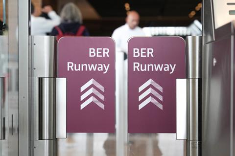 2022-08-25-ber-runway-pause-print-5049