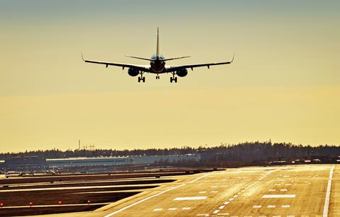 Airplane,Landing,To,Runway