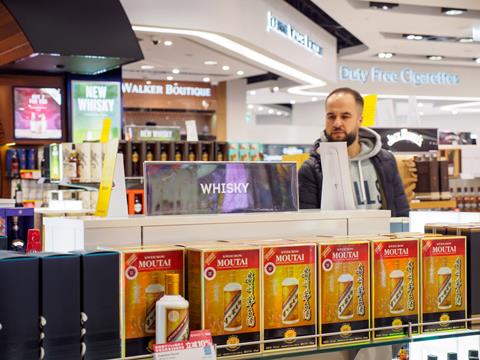 London,,England,-,March,8,,2019:,Tourists,Buy,Whisky,And